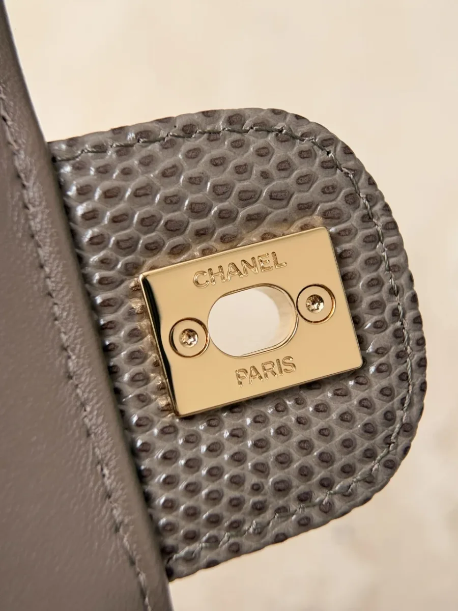 Внутренняя сторона замка с гравировкой Chanel Paris