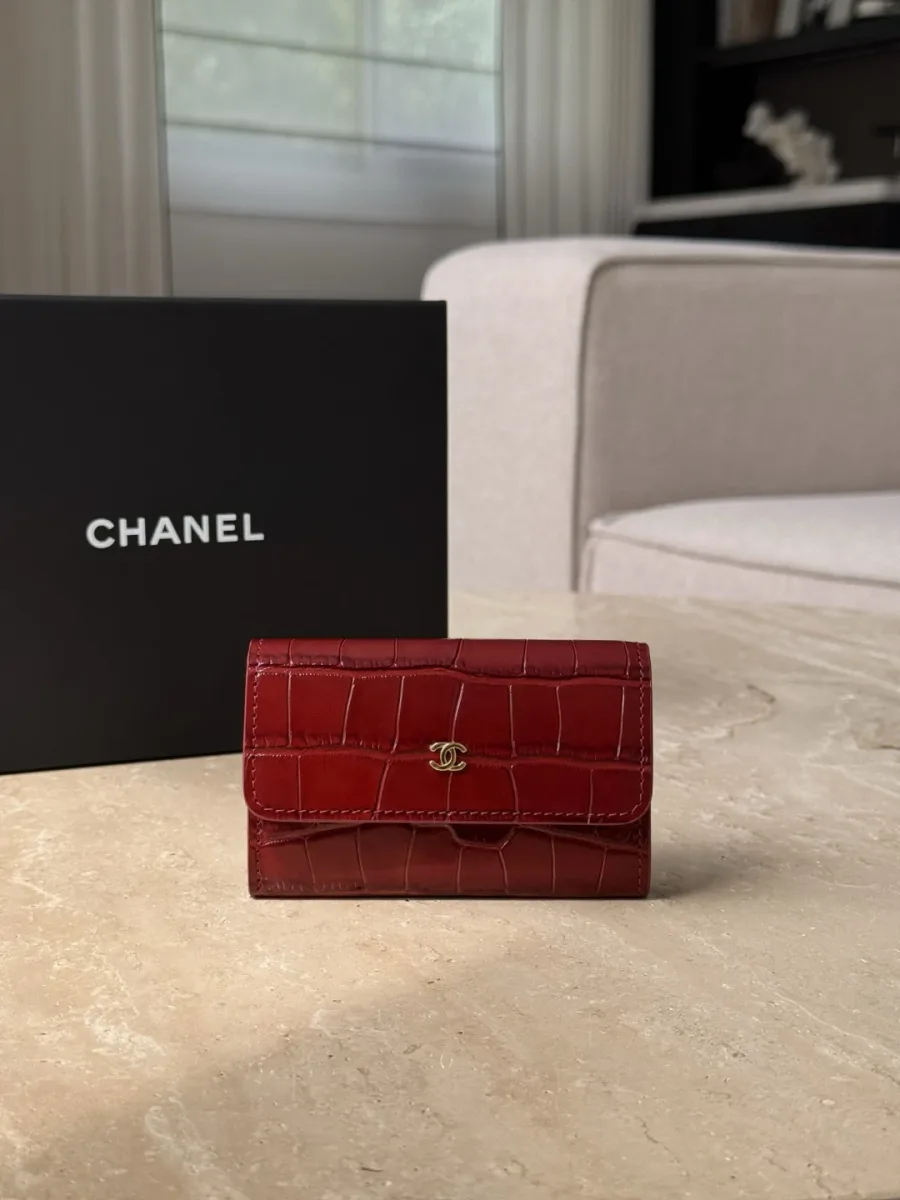 Бордовый картхолдер Chanel с тиснением под крокодила и золотистым логотипом CC, вид спереди