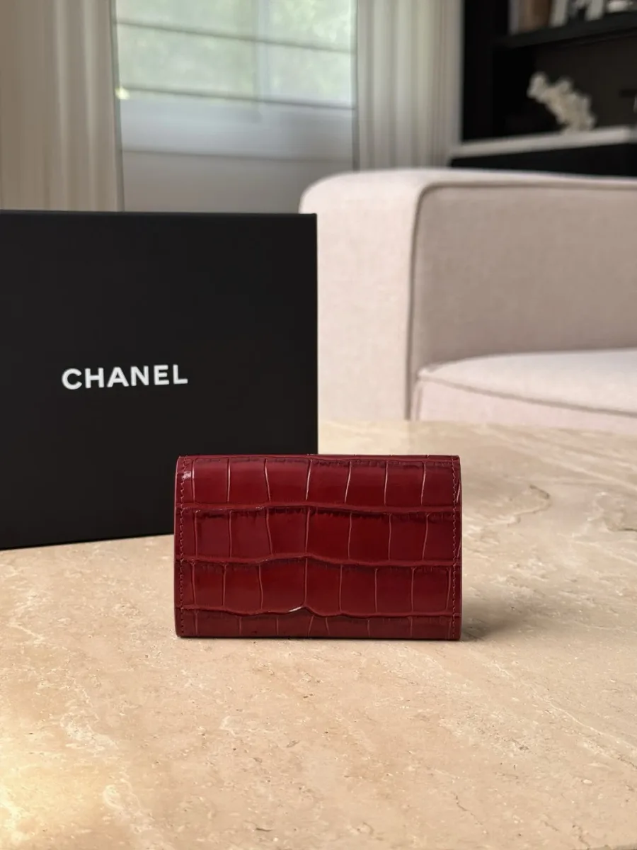 Бордовый картхолдер Chanel с тиснением под крокодила, вид сзади