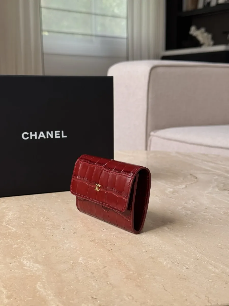 Бордовый картхолдер Chanel с тиснением под крокодила, вид в три четверти