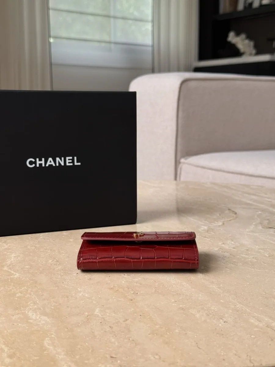 Бордовый картхолдер Chanel с тиснением под крокодила, вид снизу