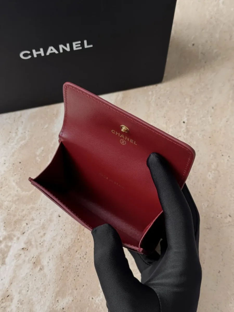 Открытый бордовый картхолдер Chanel, вид изнутри на отделение и золотистый логотип