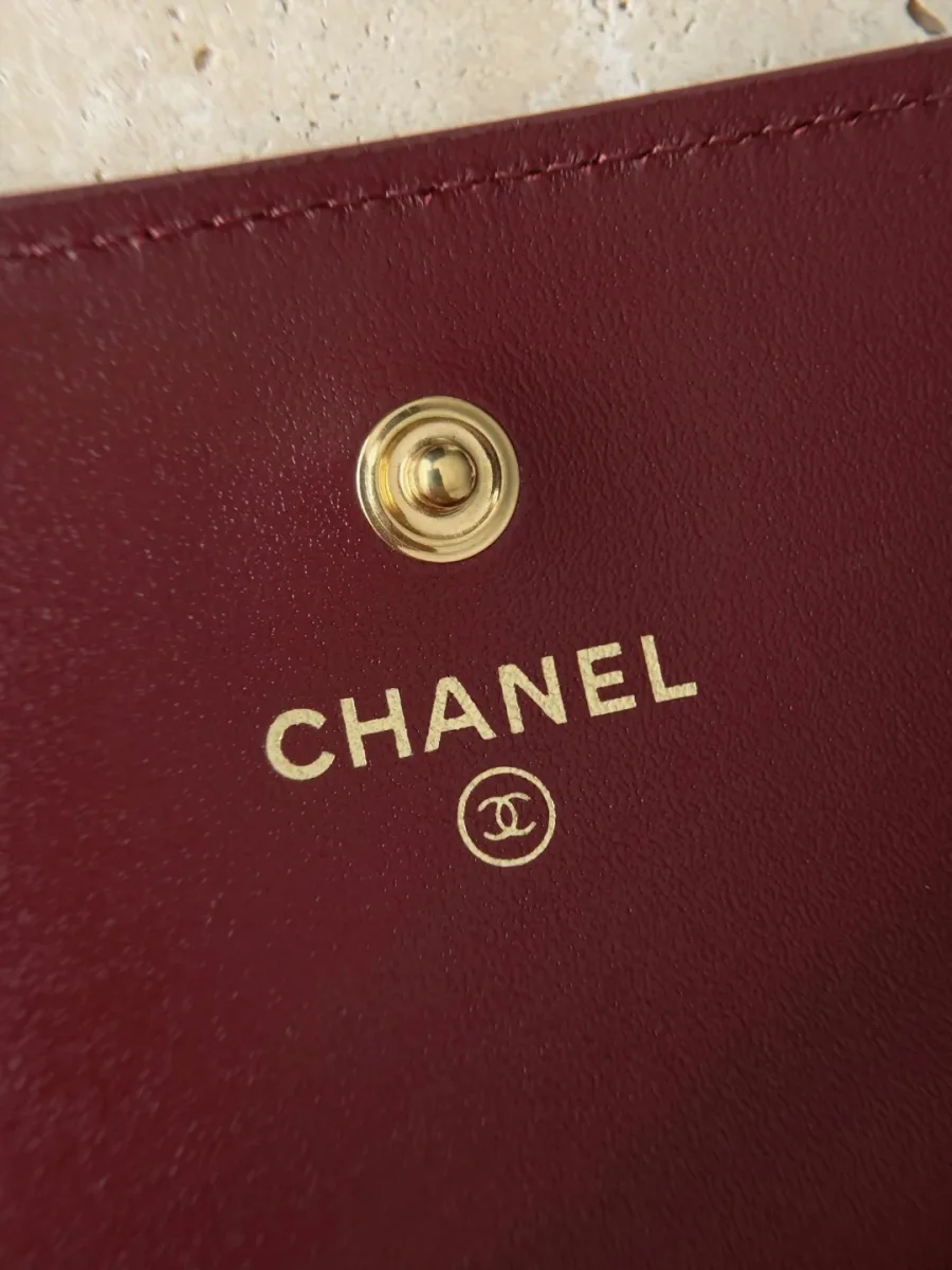 Крупный план золотистого тиснения Chanel внутри картхолдера