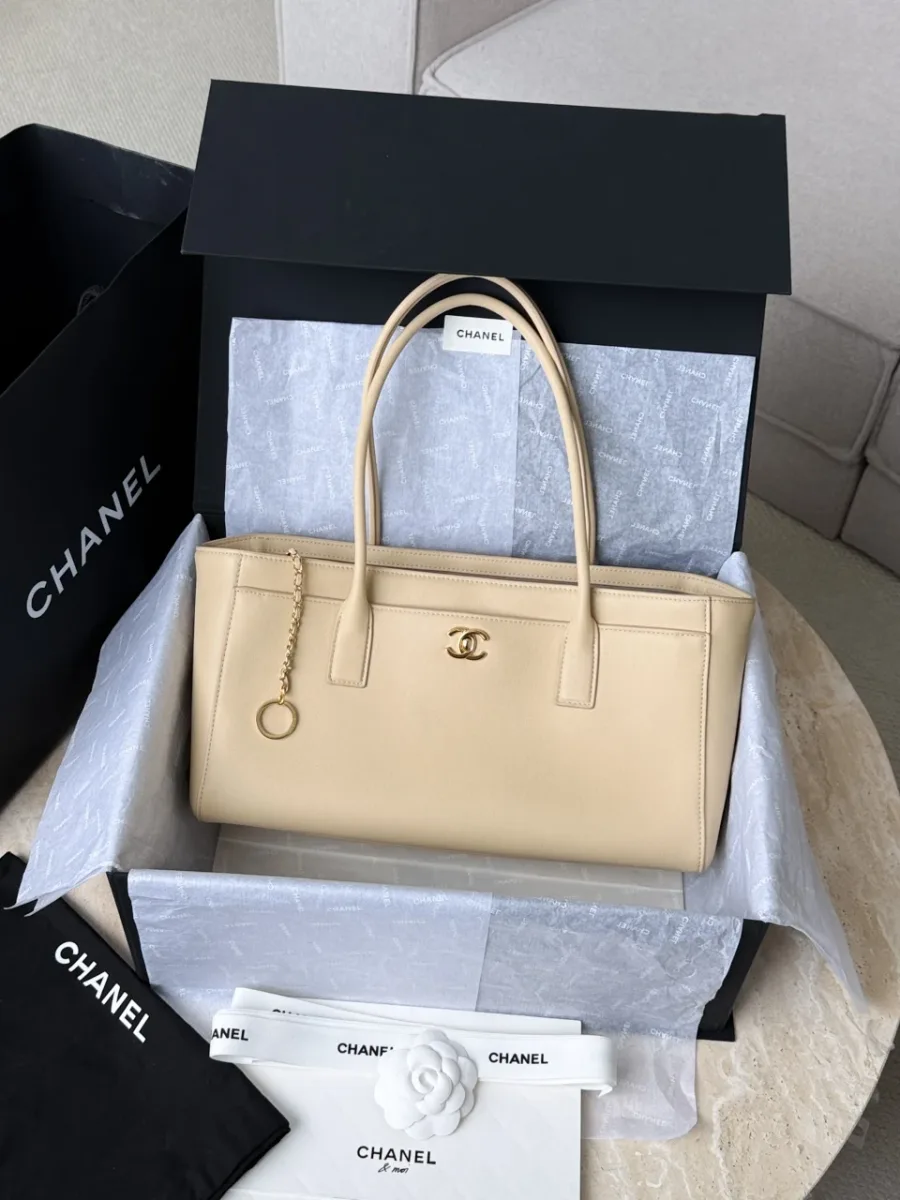 Сумка-тоут Chanel в фирменной подарочной коробке с упаковкой