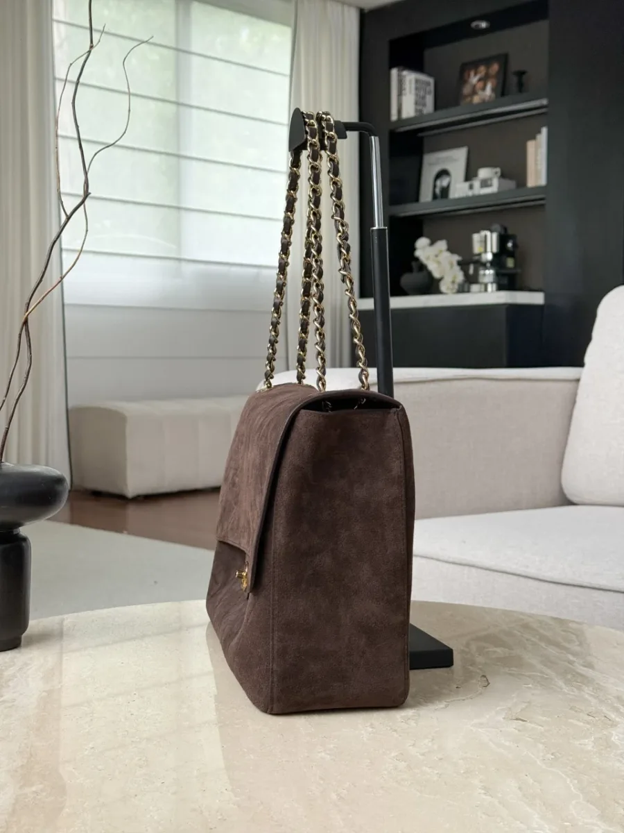 Боковой ракурс коричневой сумки Chanel, демонстрирующий ширину и форму