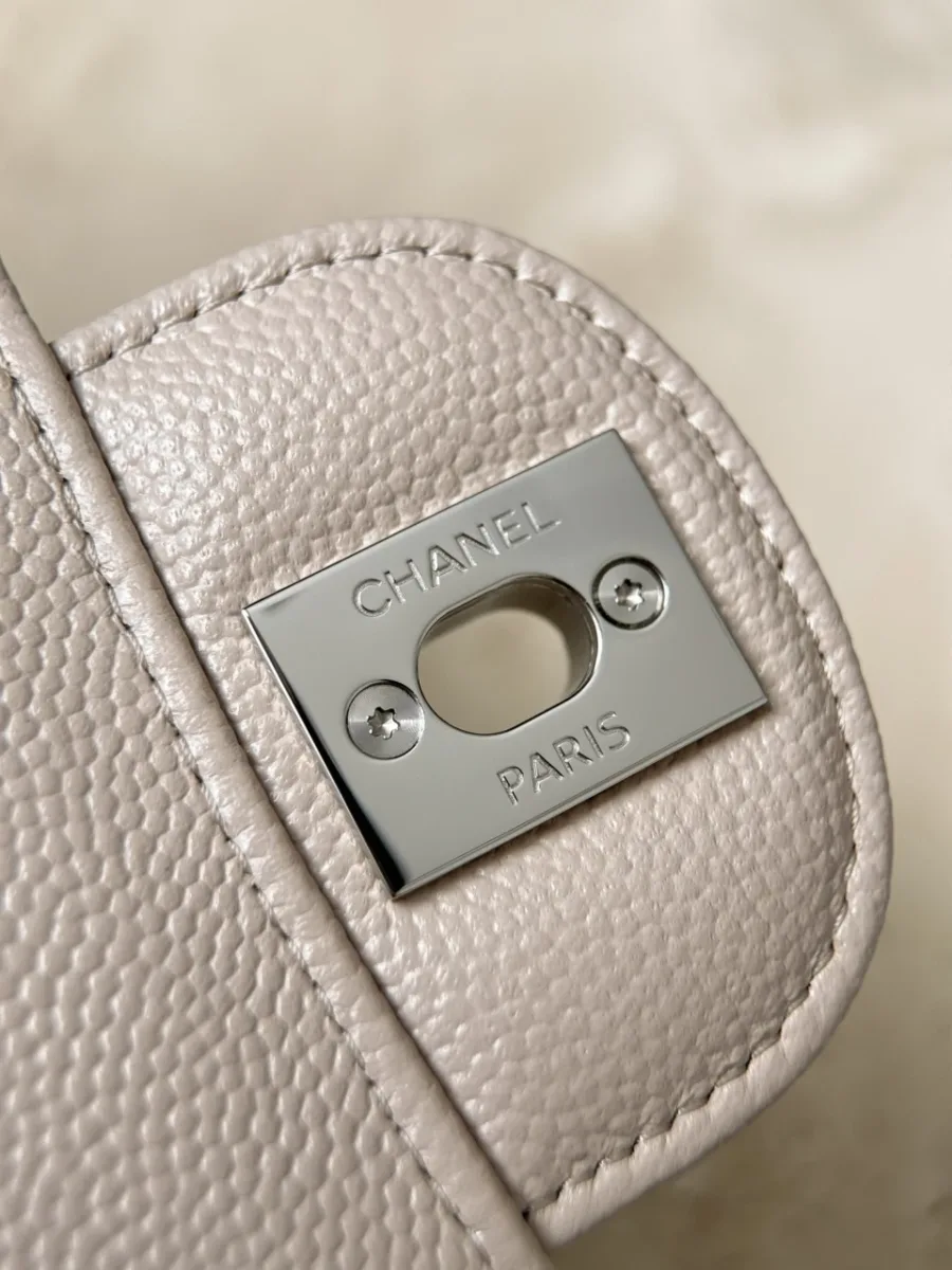 Внутренняя металлическая пластина замка с гравировкой Chanel Paris