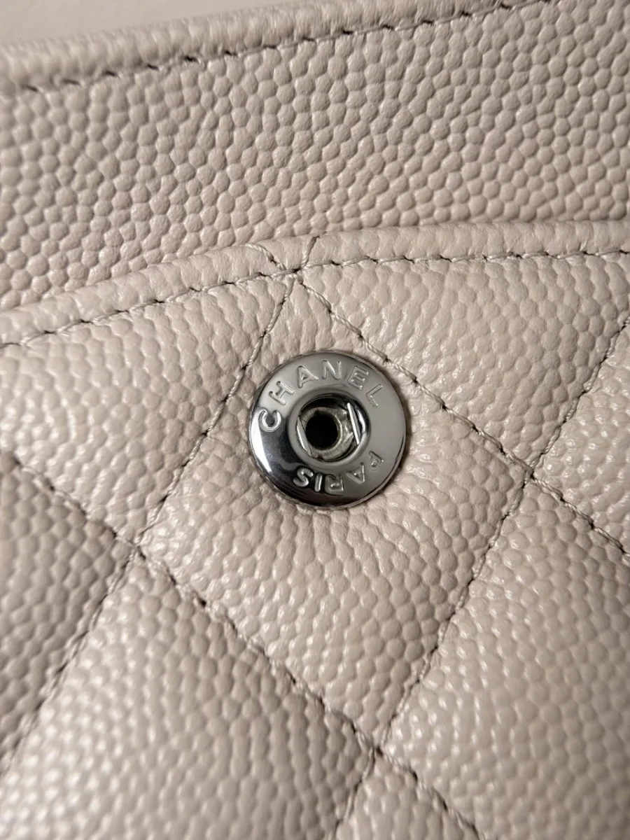 Кнопка-застежка с гравировкой Chanel Paris на кожаной детали