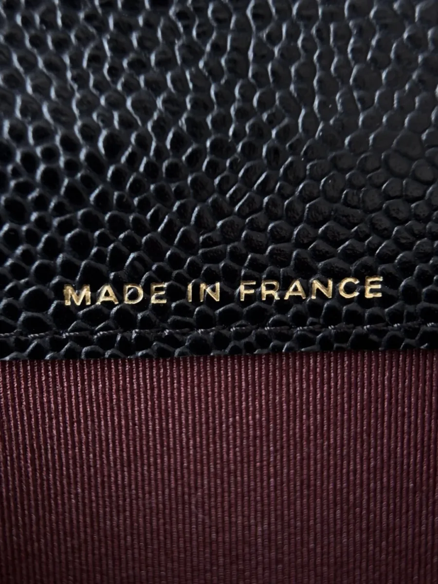 Крупный план золотистого тиснения Made in France на кожаной детали
