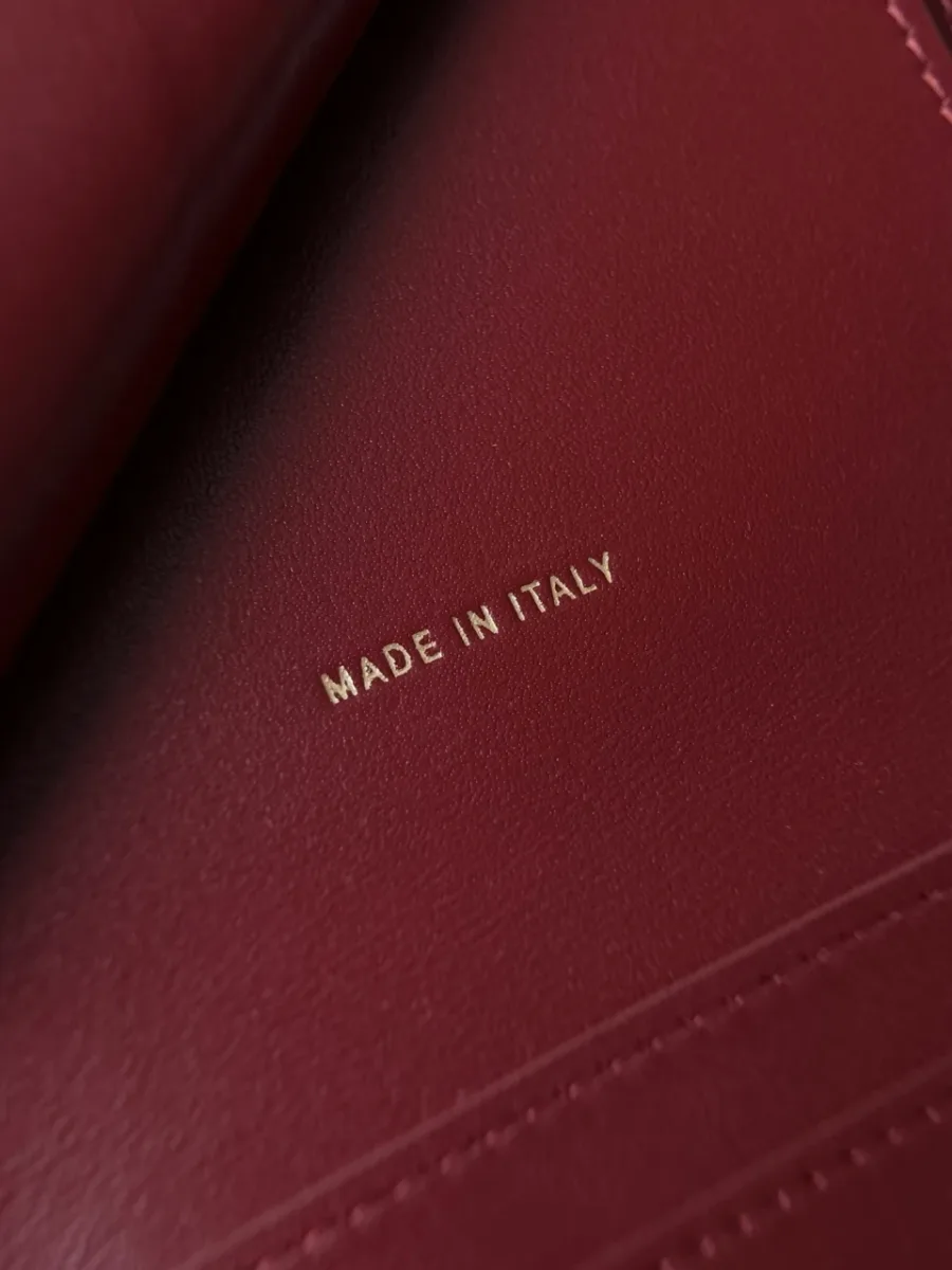 Золотистое тиснение Made in Italy на внутренней стороне кошелька.