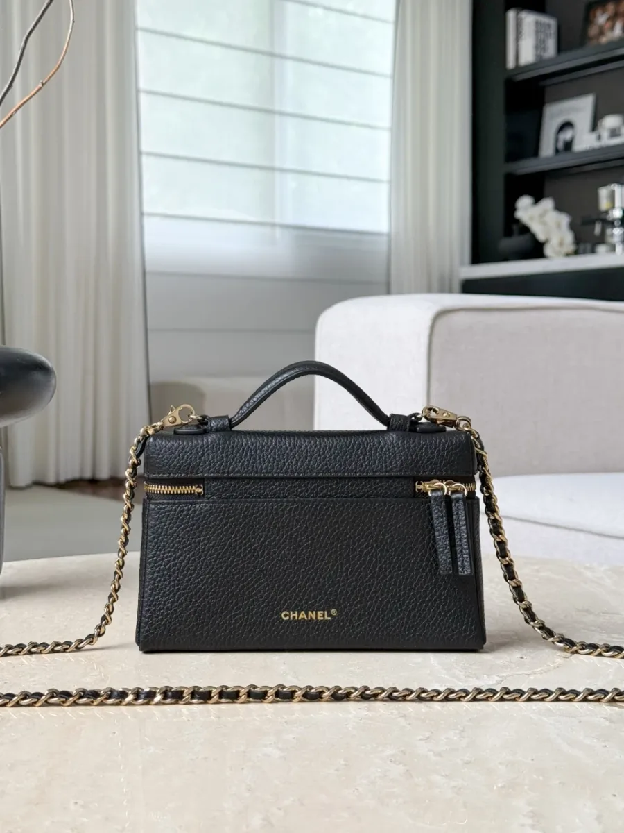Задняя сторона чёрной сумки Vanity Case с золотистым тиснением логотипа