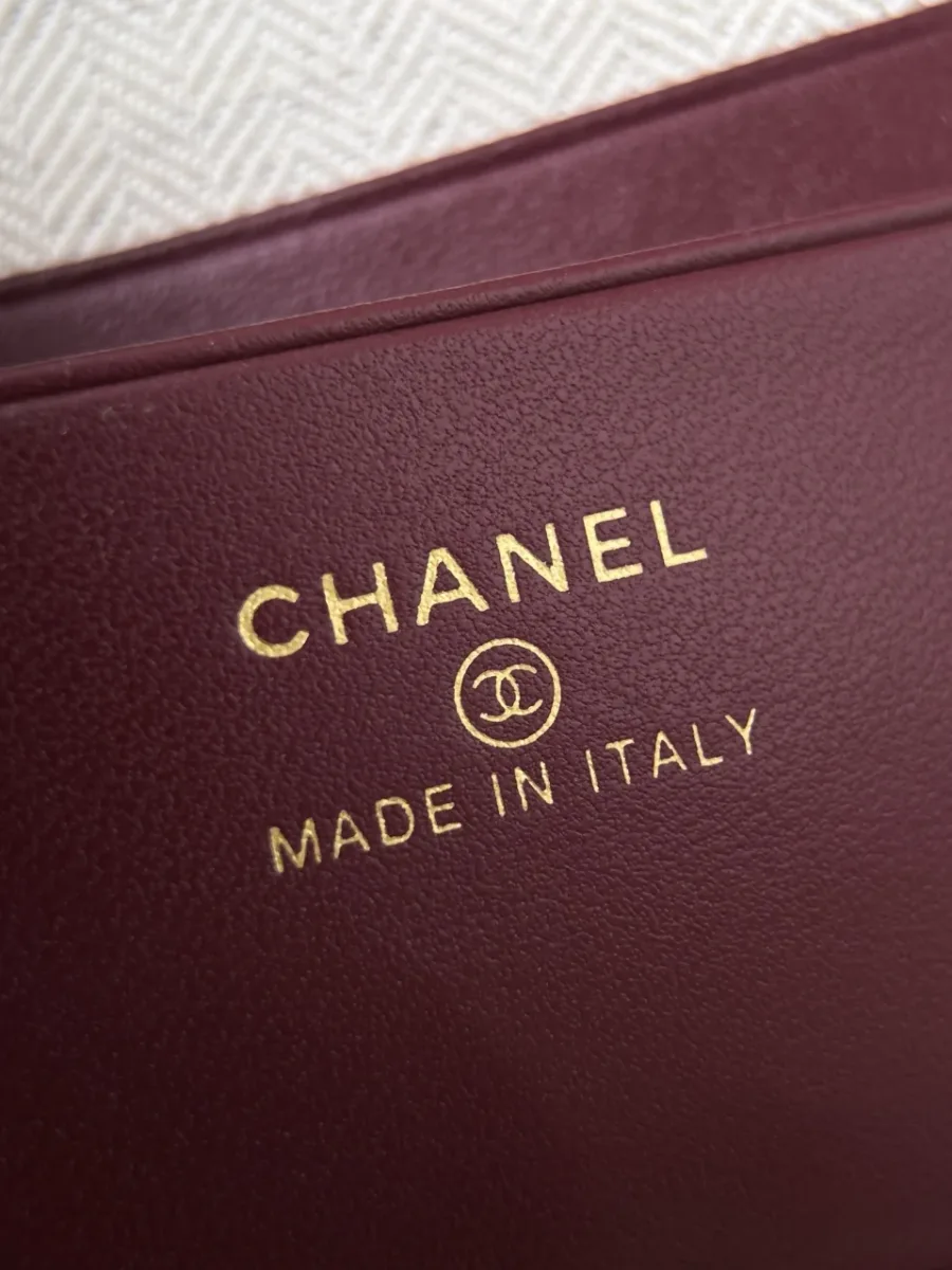Внутреннее золотистое тиснение Chanel Made in Italy на бордовой подкладке