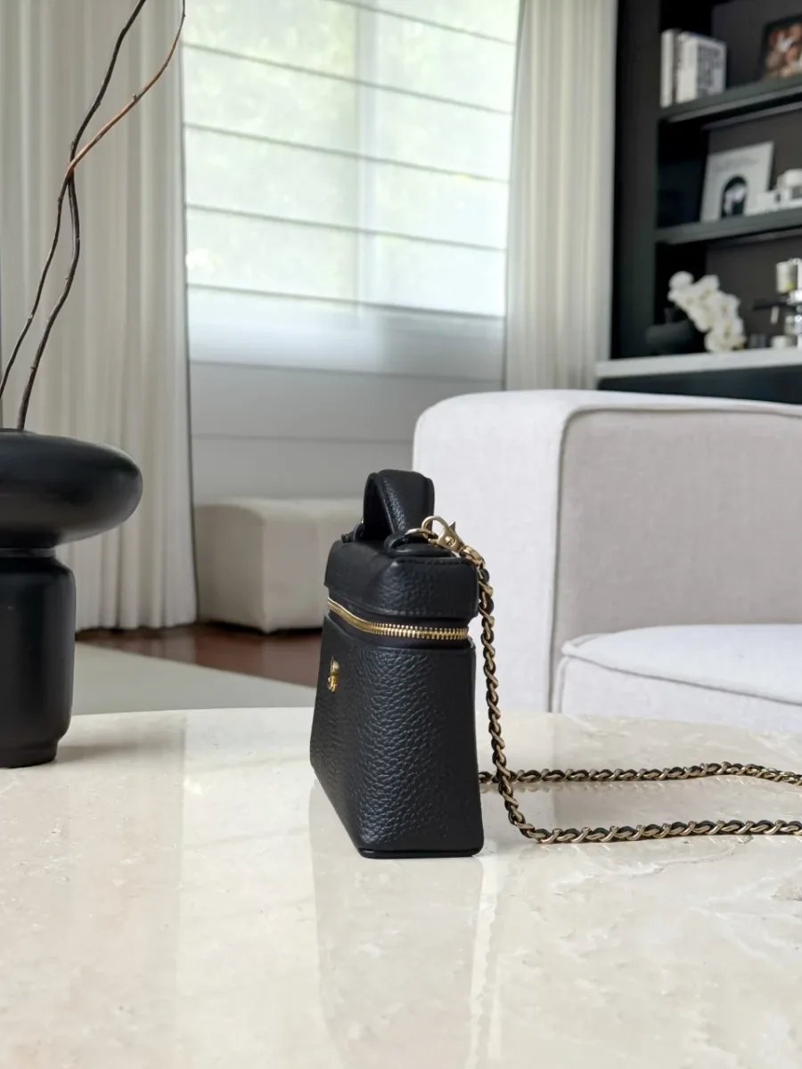 Боковая сторона чёрной сумки Vanity Case, вид на молнию