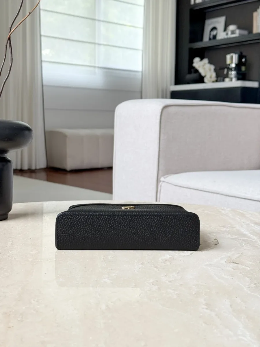 Нижняя часть чёрной сумки Vanity Case, вид на плоское дно