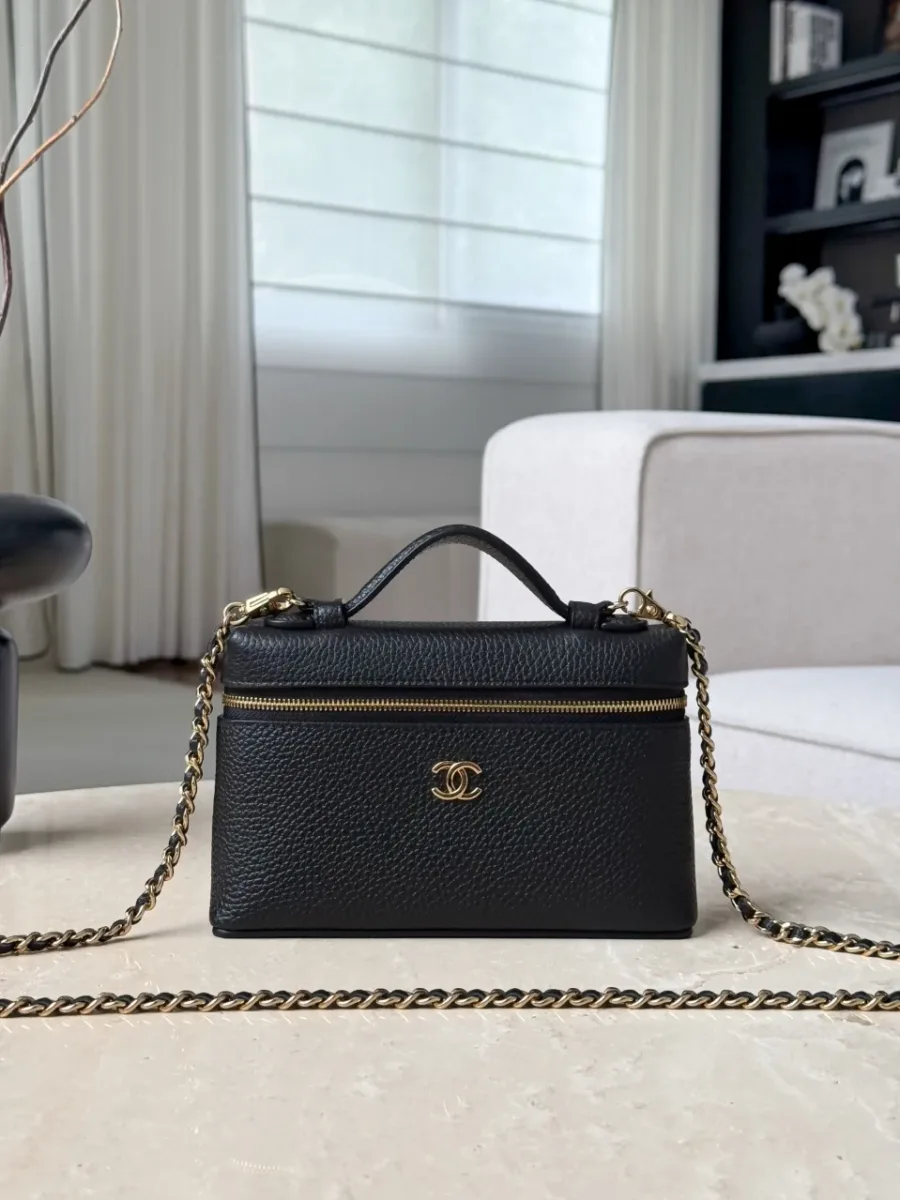 Чёрная сумка Vanity Case с верхней ручкой и цепочкой, вид спереди