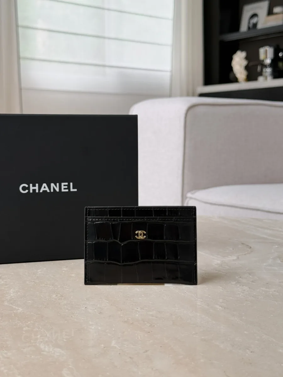 Чёрный кожаный картхолдер Chanel с тиснением под крокодила и золотистым логотипом CC, вид спереди