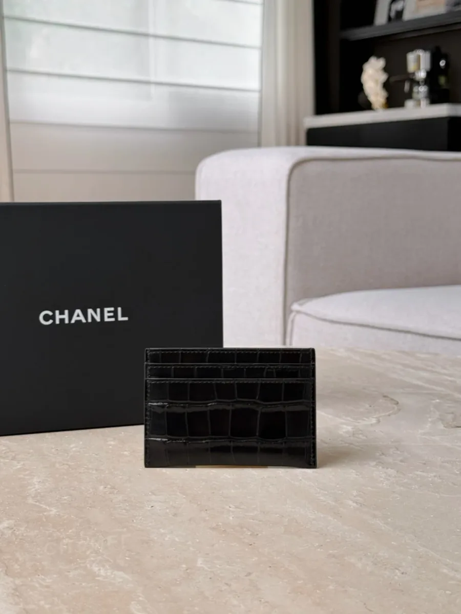 Обратная сторона чёрного картхолдера Chanel с тиснением под крокодила и слотами для карт