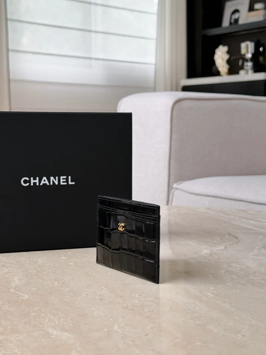 Чёрный картхолдер Chanel с тиснением под крокодила, вид в три четверти
