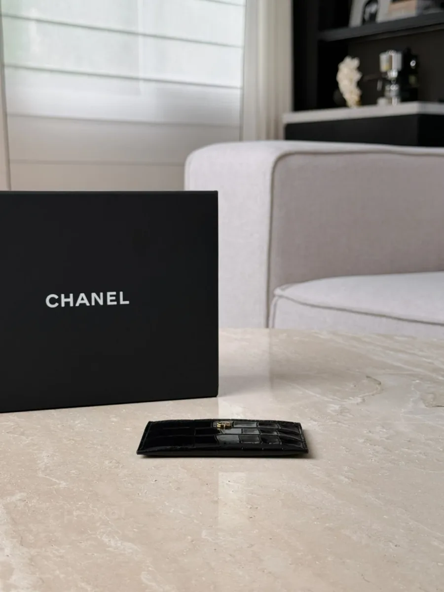 Чёрный плоский картхолдер Chanel, вид сверху на открытое отделение