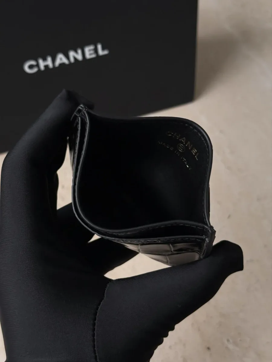 Внутреннее отделение чёрного картхолдера Chanel с золотистым тиснением бренда