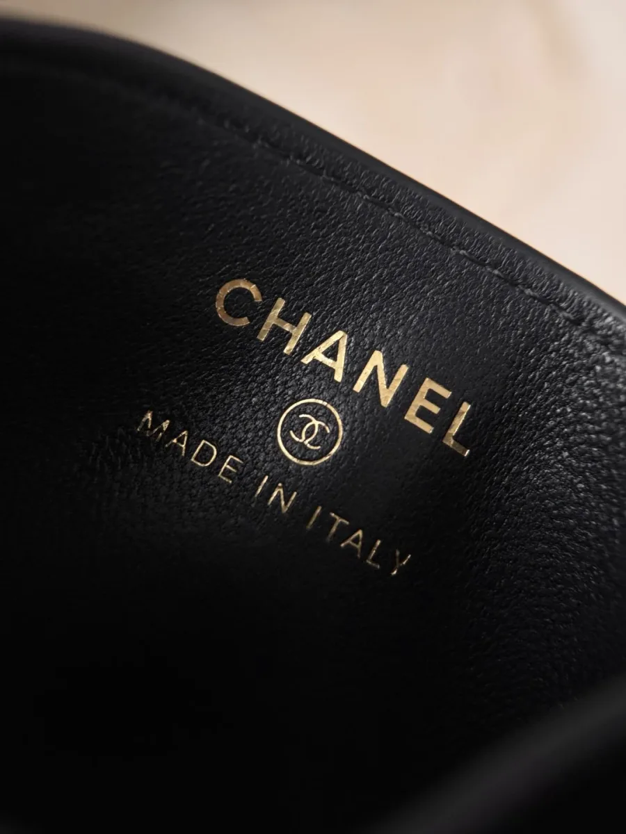 Золотистый штамп Chanel Made in Italy на внутренней кожаной подкладке картхолдера