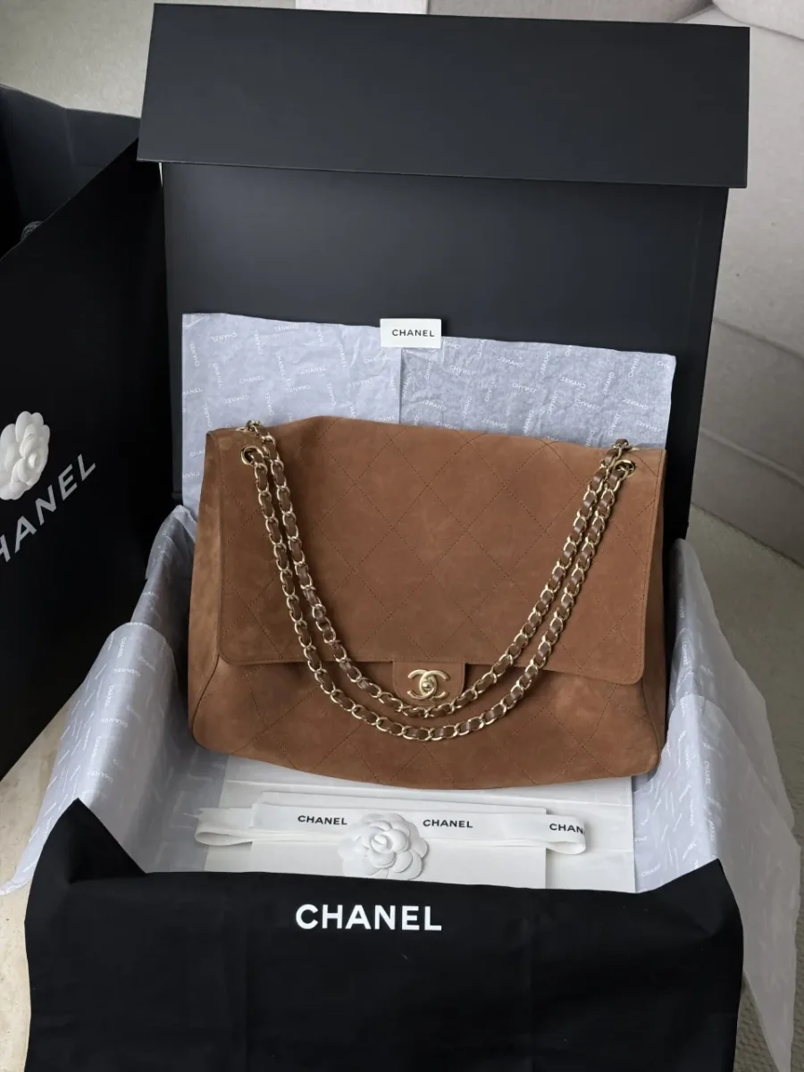 Коричневая замшевая сумка Chanel в фирменной чёрной коробке с упаковкой