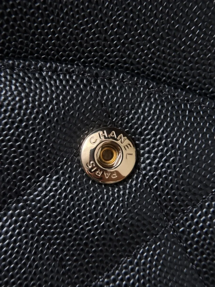 Золотистая кнопка с гравировкой Chanel Paris на внутренней стороне клапана