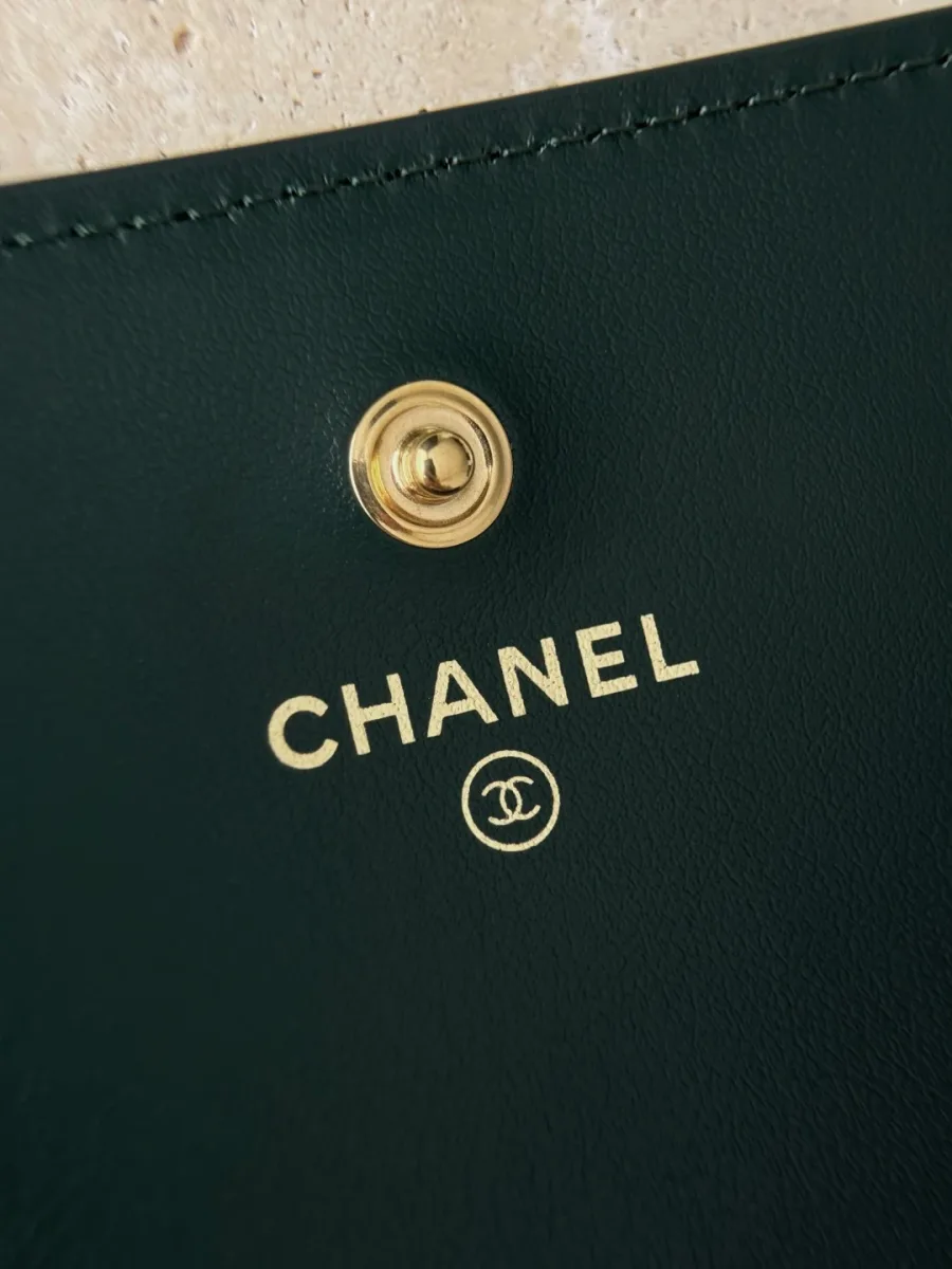 Крупный план внутренней кнопки и золотистого тиснения Chanel