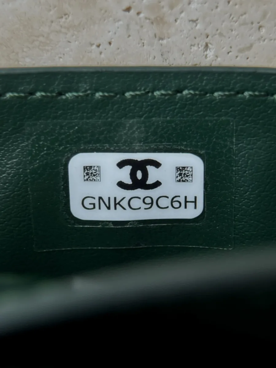 Крупный план белого серийного номера GNKC9C6H внутри картхолдера