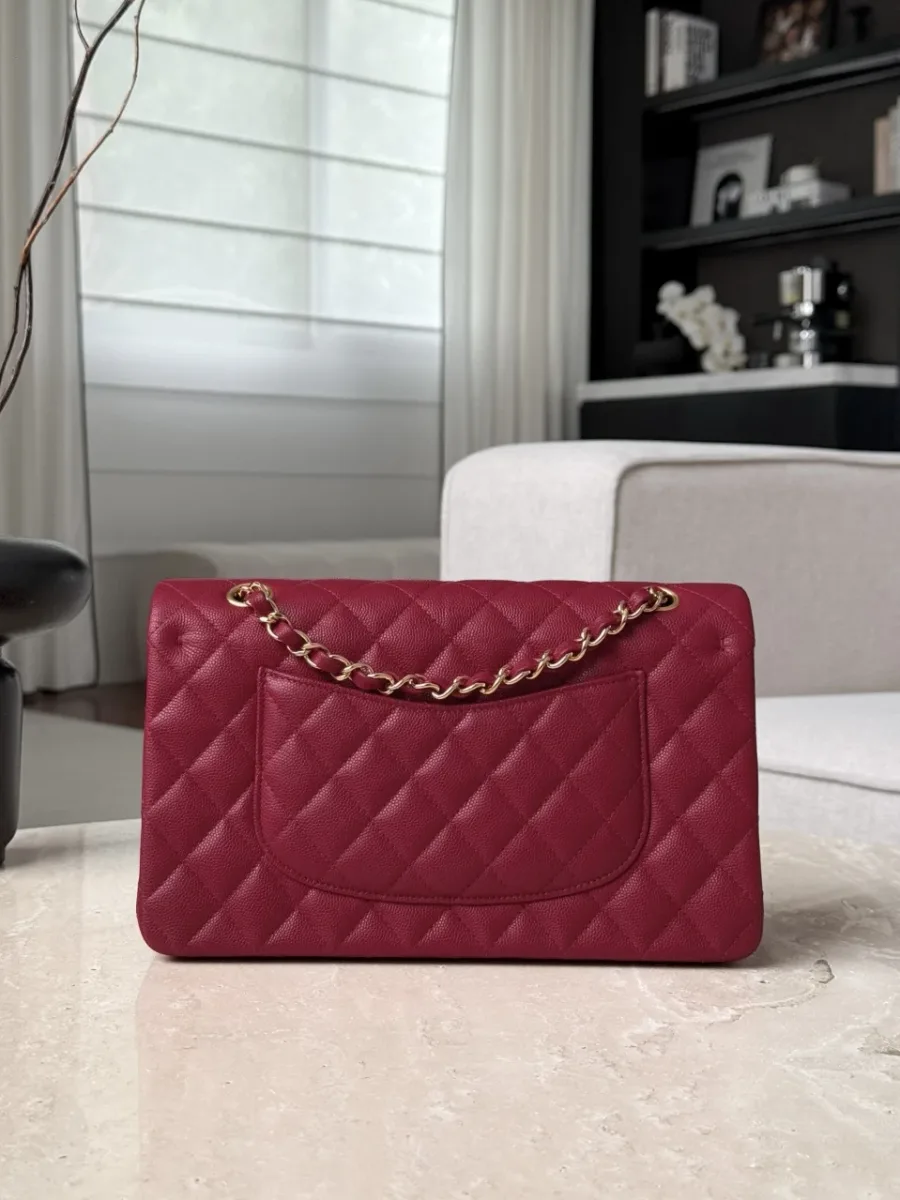 Задняя сторона бордовой сумки Chanel Classic Flap 25 с накладным карманом