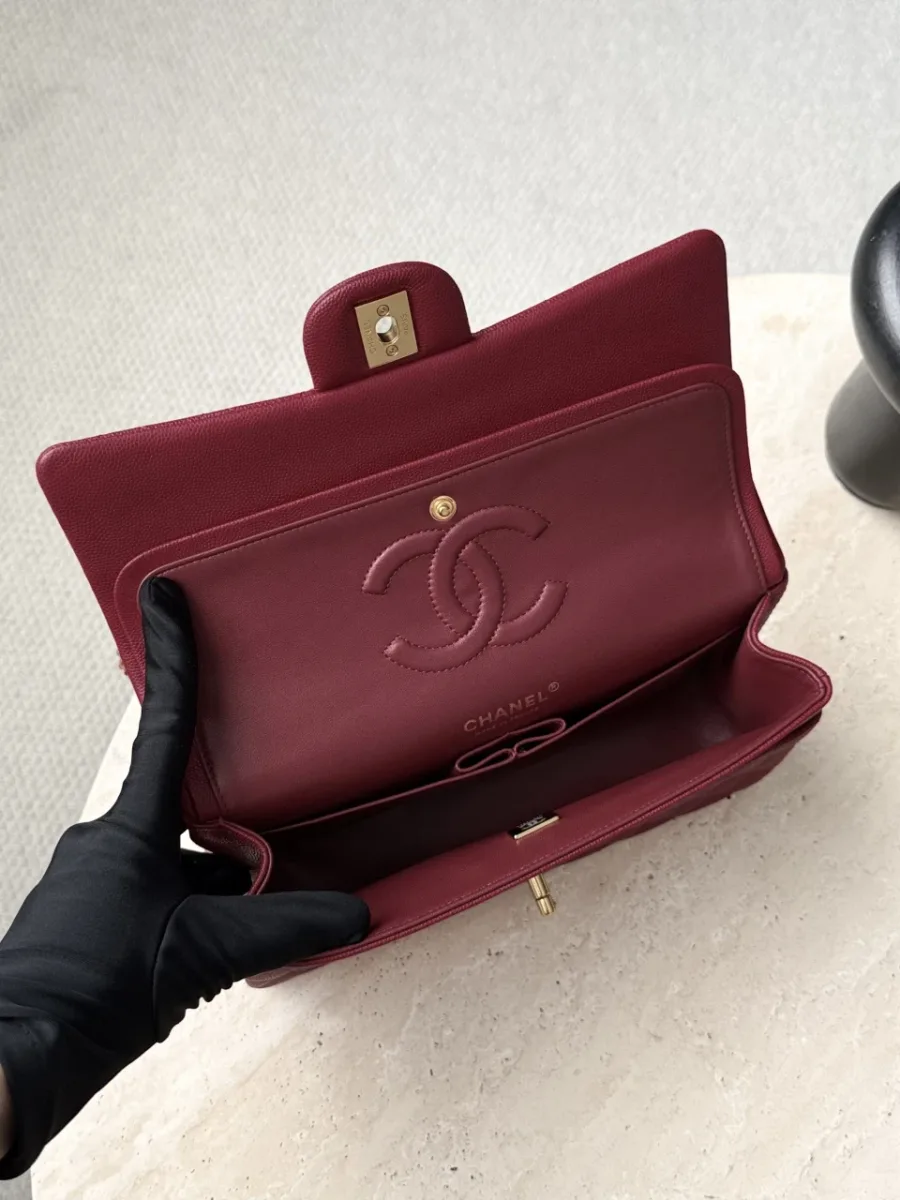 Открытая сумка Chanel Classic Flap 25, вид на внутреннее отделение