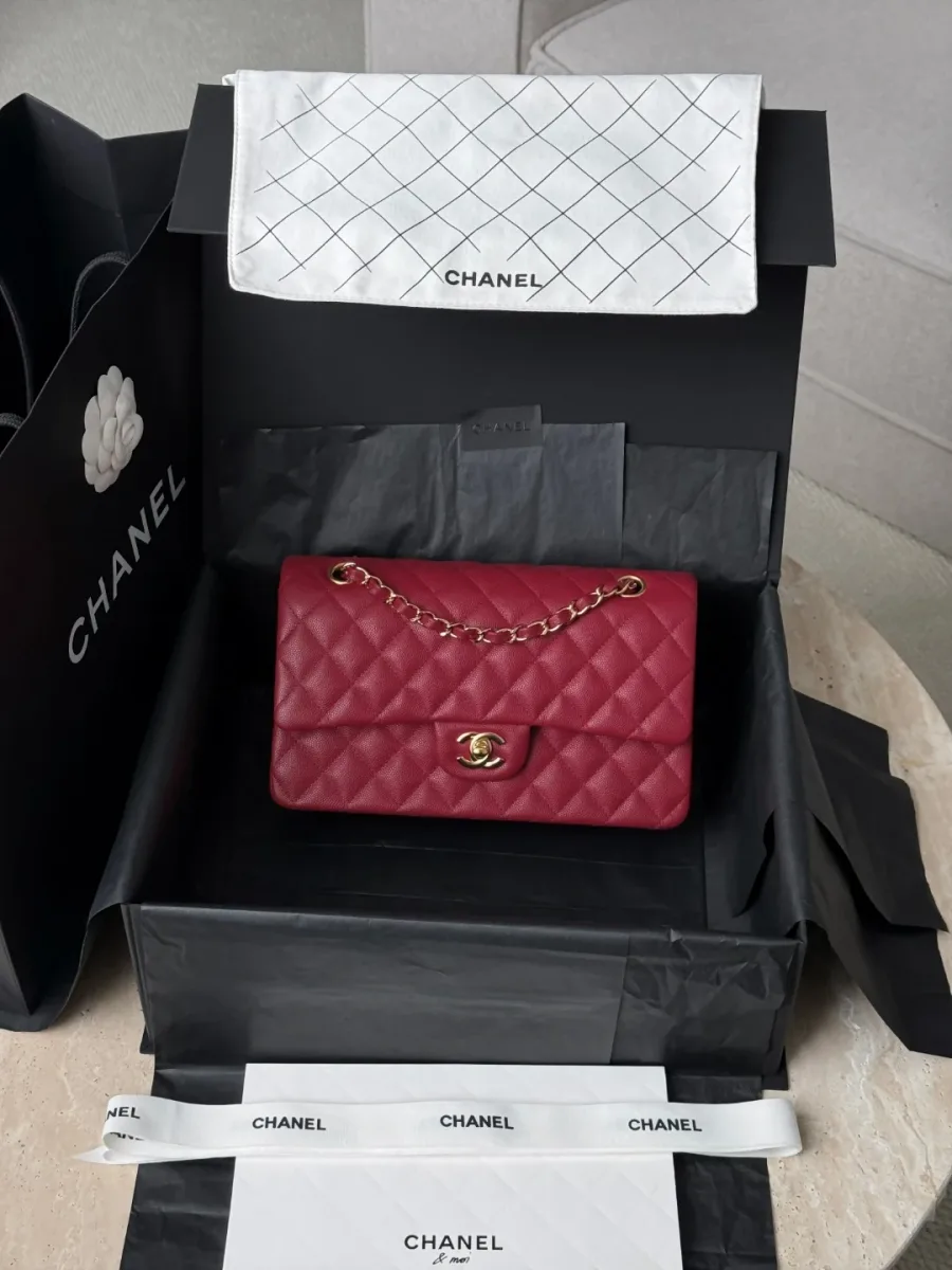 Бордовая сумка Chanel Classic Flap 25 в фирменной коробке с пыльником