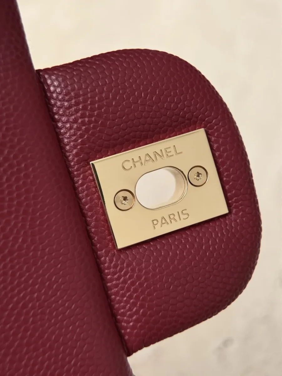 Внутренняя сторона клапана с металлической пластиной Chanel Paris