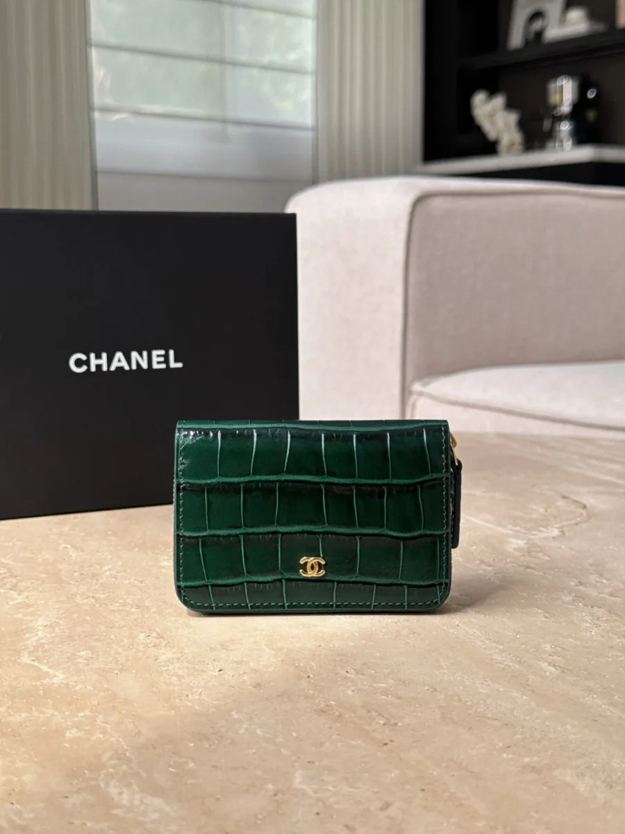 Зеленый картхолдер Chanel с тиснением под крокодила, вид спереди на фоне коробки