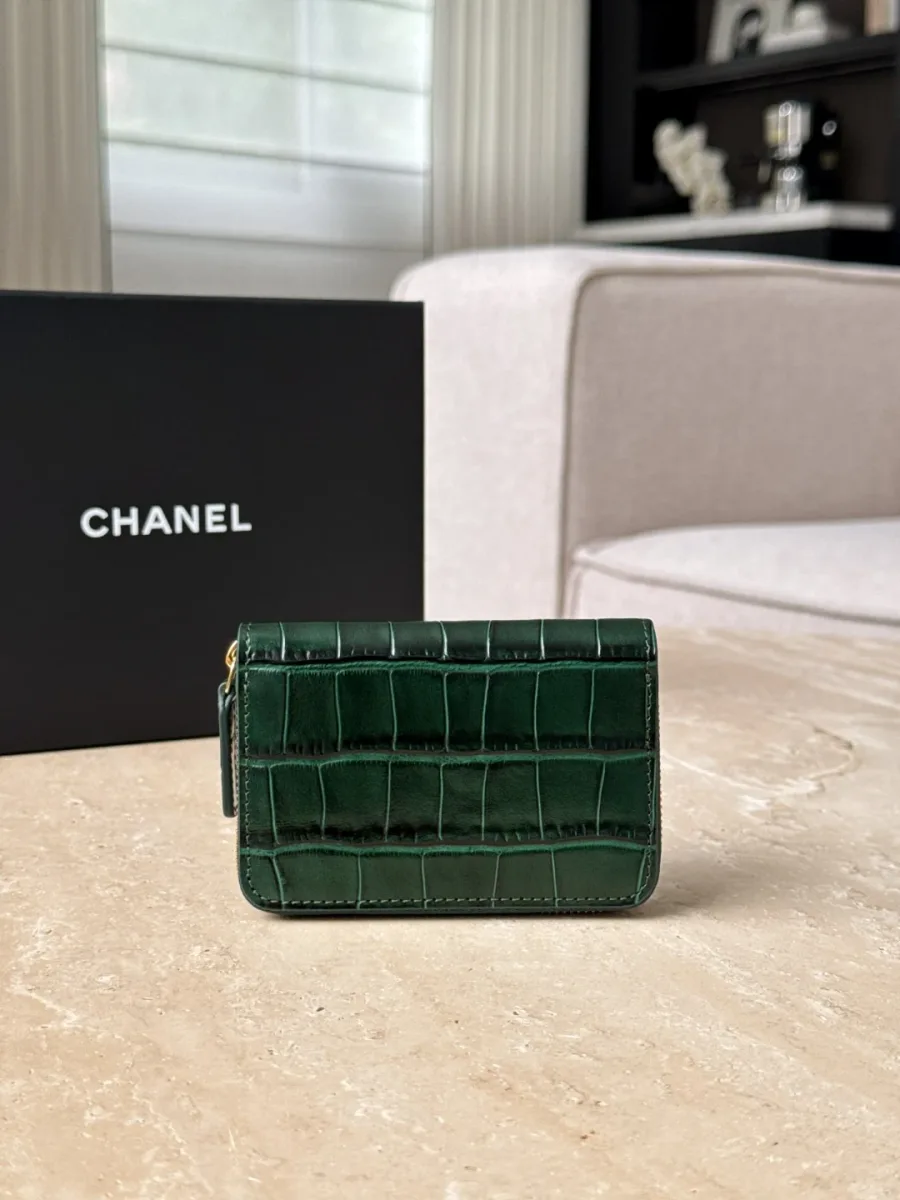 Зеленый картхолдер Chanel с тиснением под крокодила, вид сзади
