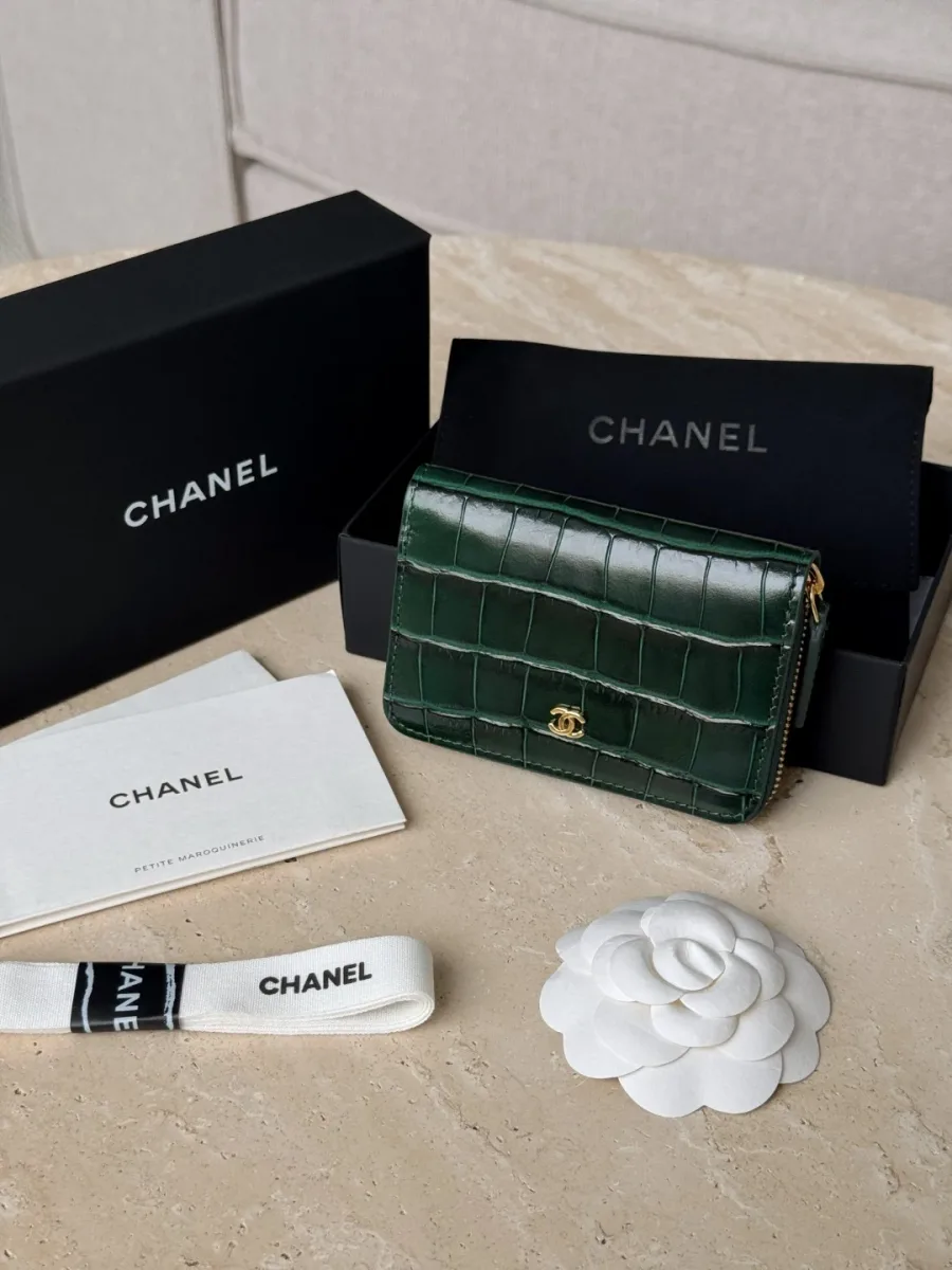 Зеленый картхолдер Chanel в комплекте с фирменной коробкой, пыльником и буклетом
