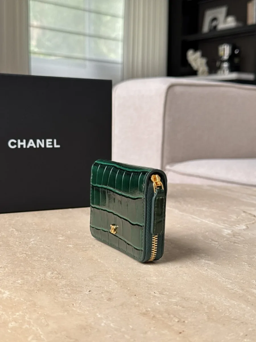 Зеленый картхолдер Chanel с тиснением под крокодила, вид сбоку с молнией