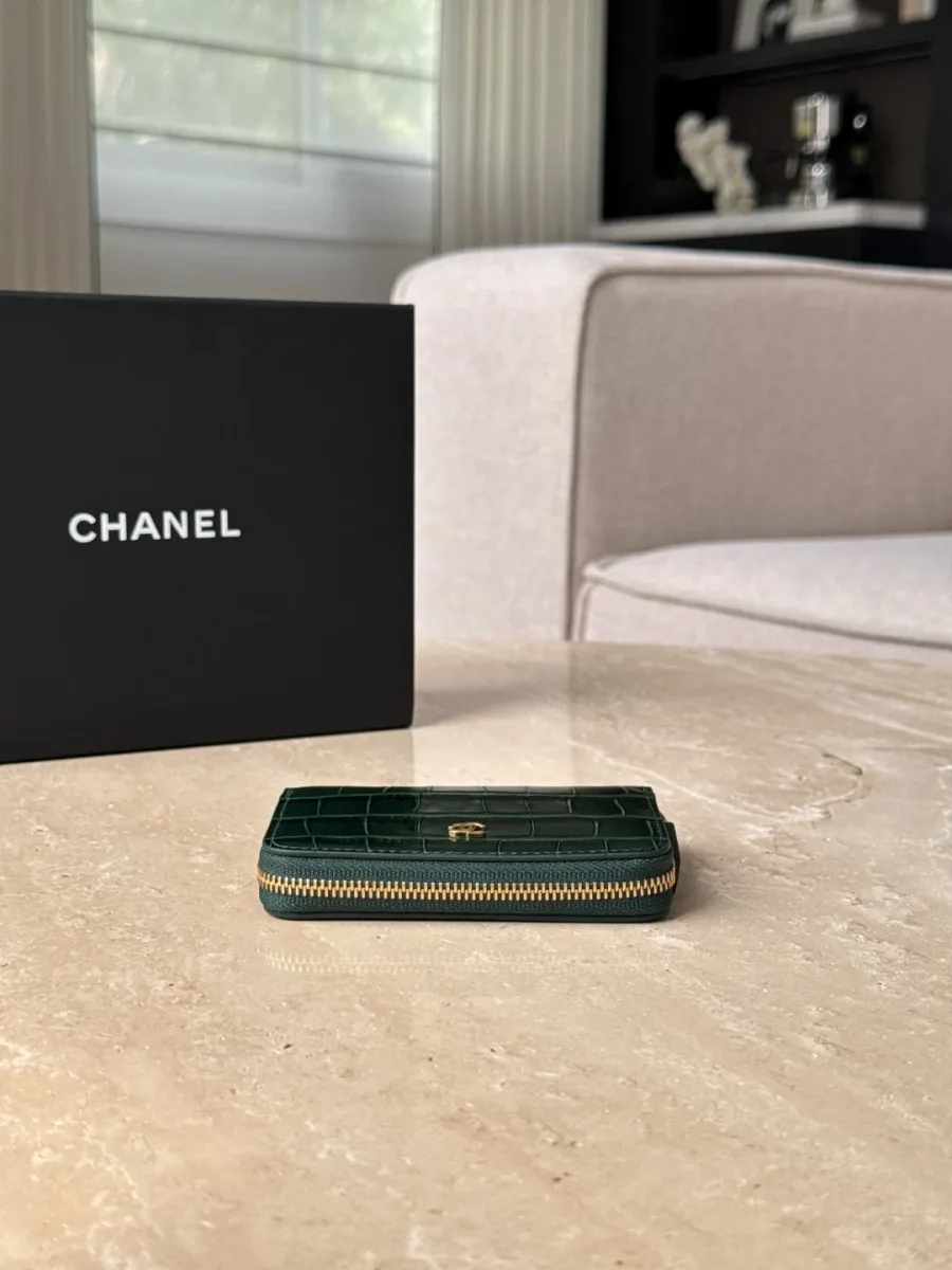 Зеленый картхолдер Chanel с тиснением под крокодила, вид сверху на молнию