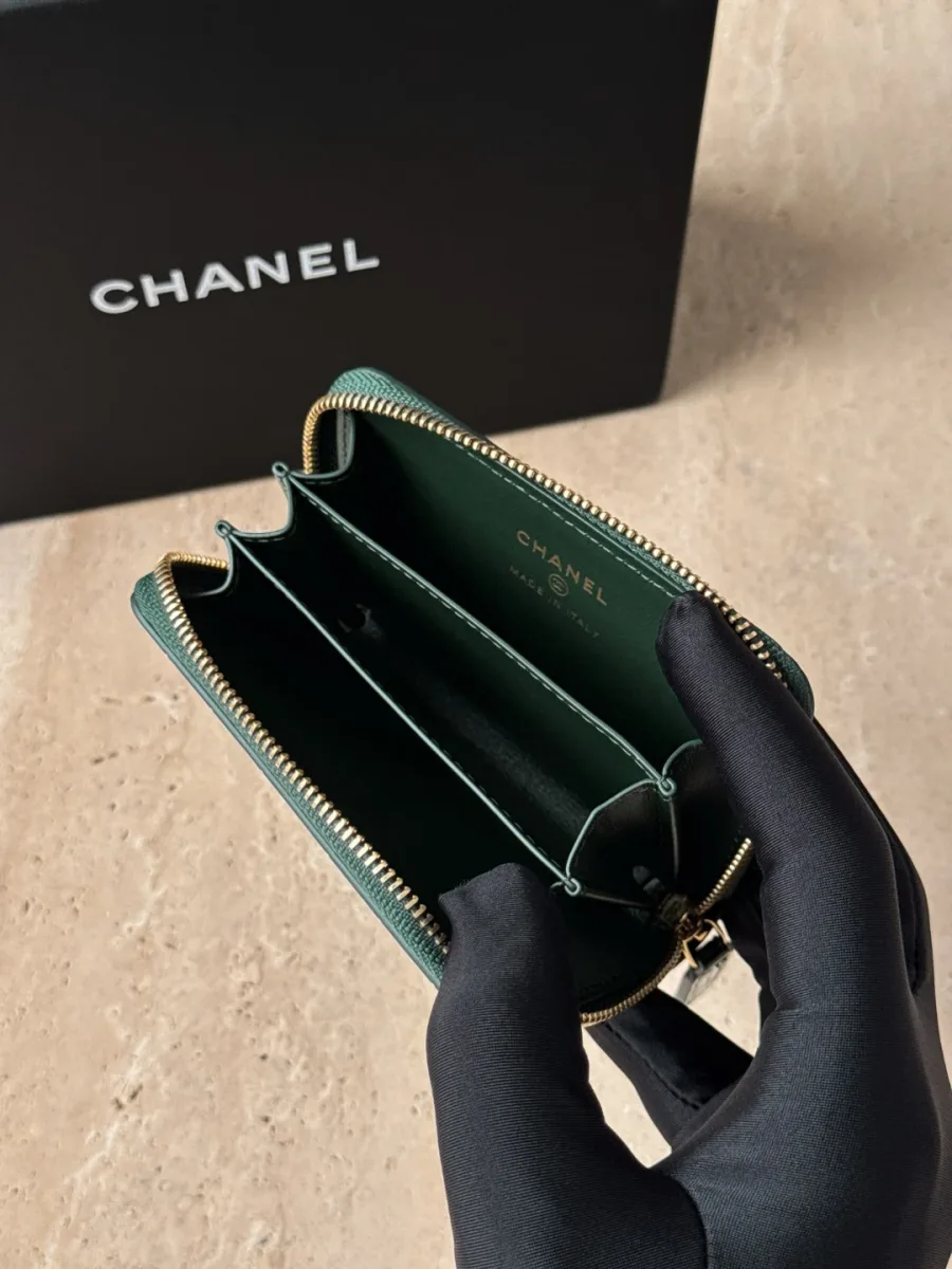 Открытый зеленый картхолдер Chanel, видны внутренние отделения-гармошка