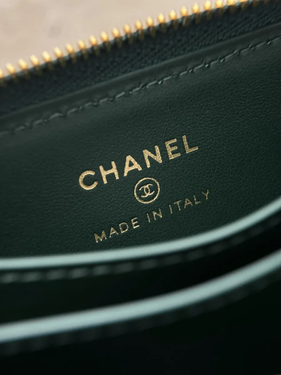 Крупный план золотистого тиснения Chanel Made in Italy внутри картхолдера