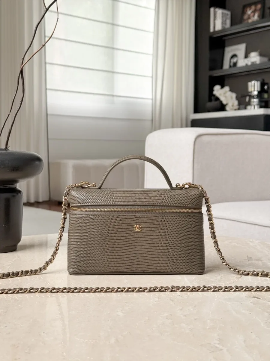 Серо-бежевая сумка-кейс Chanel Vanity Case с верхней ручкой и ремнем-цепочкой, вид спереди