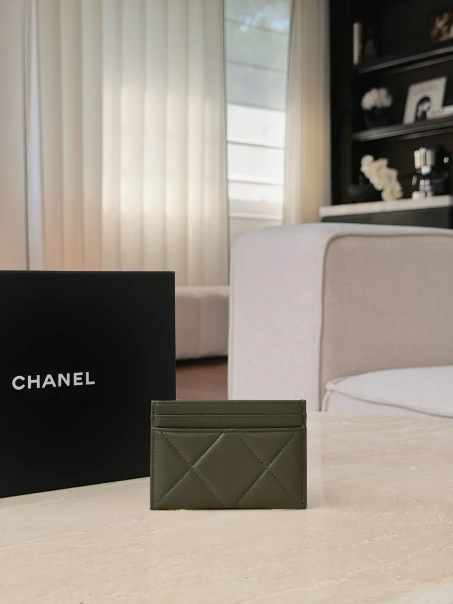 Обратная сторона зелёного картхолдера Chanel 19 со слотами для карт