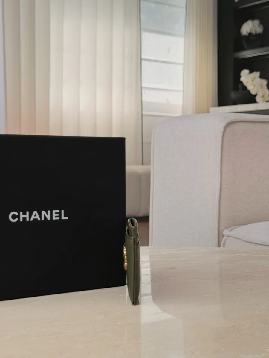 Вид сбоку на зелёный кожаный картхолдер Chanel 19