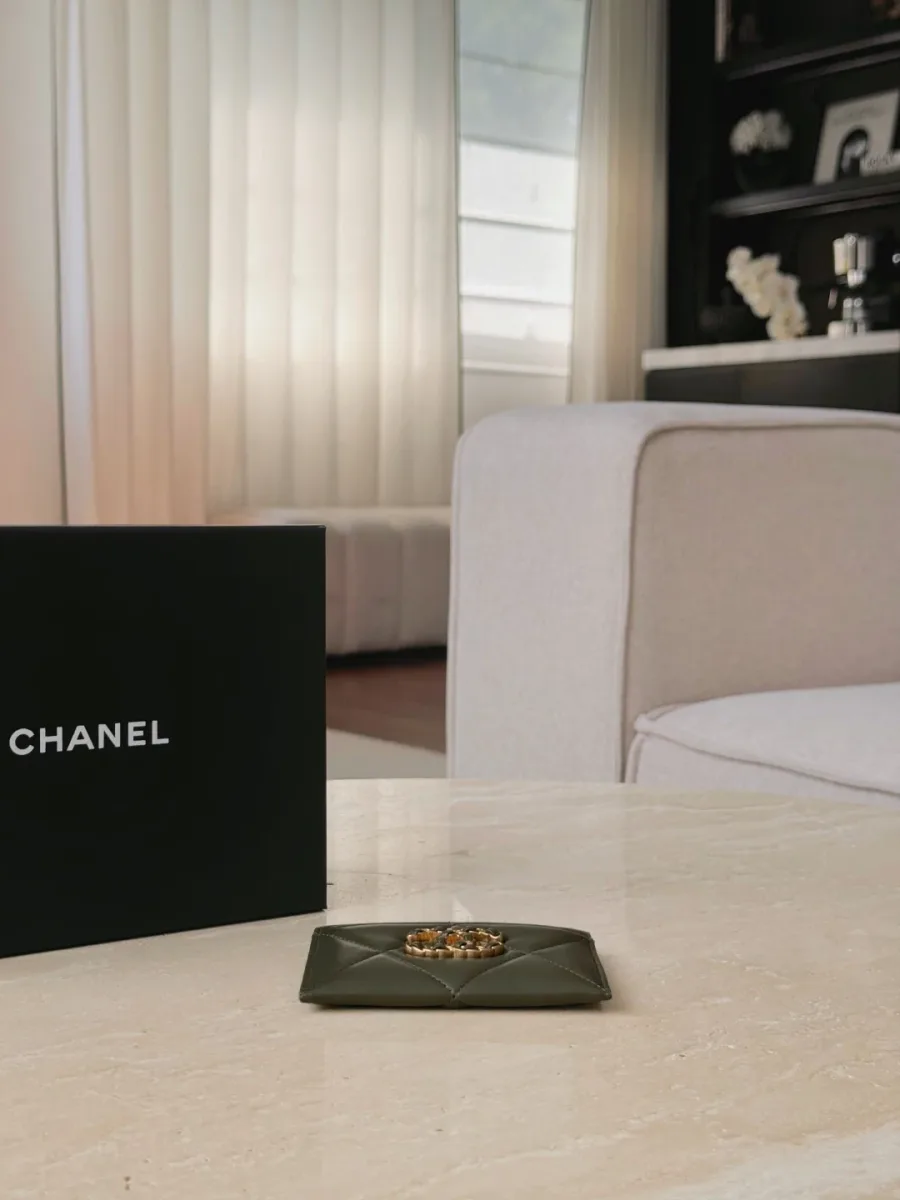 Зелёный картхолдер Chanel 19, вид сверху