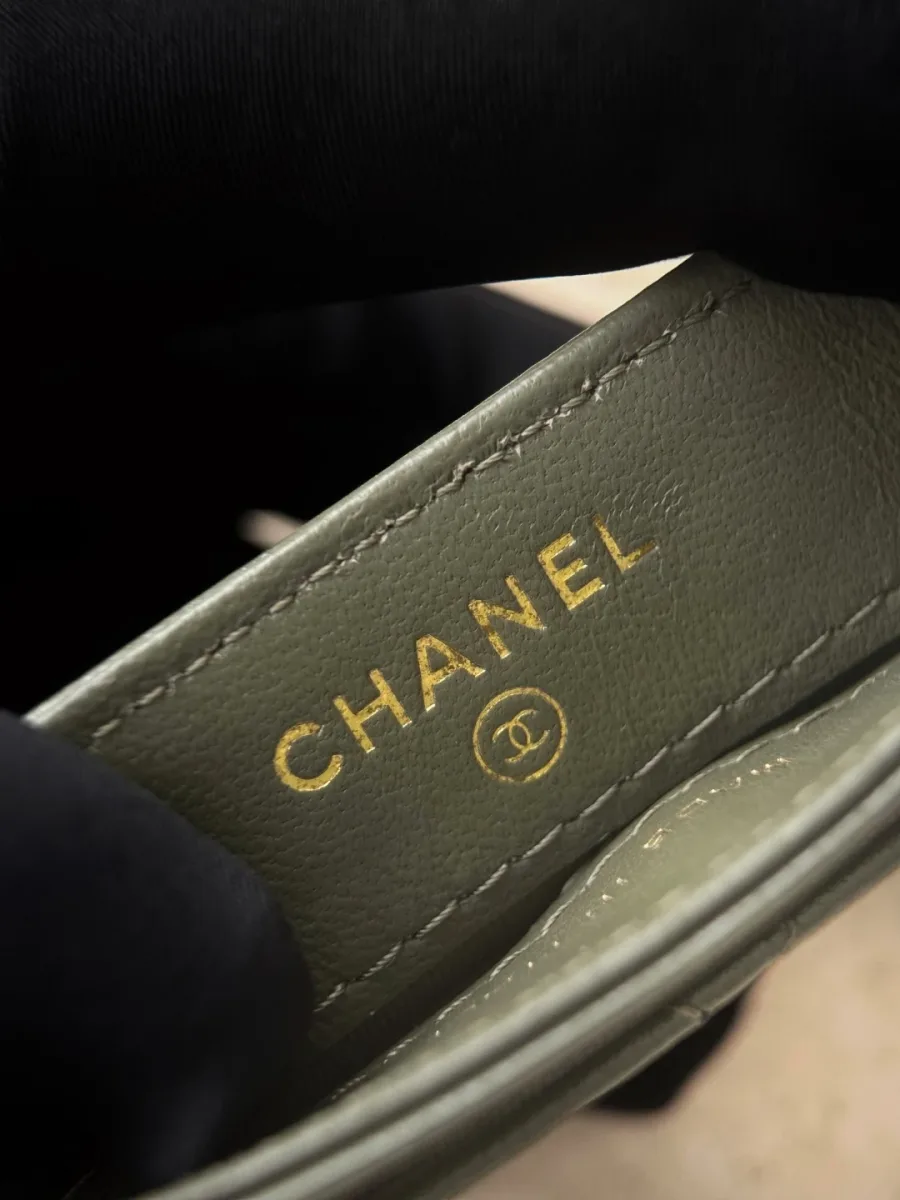 Золотистое тиснение Chanel внутри зелёного картхолдера