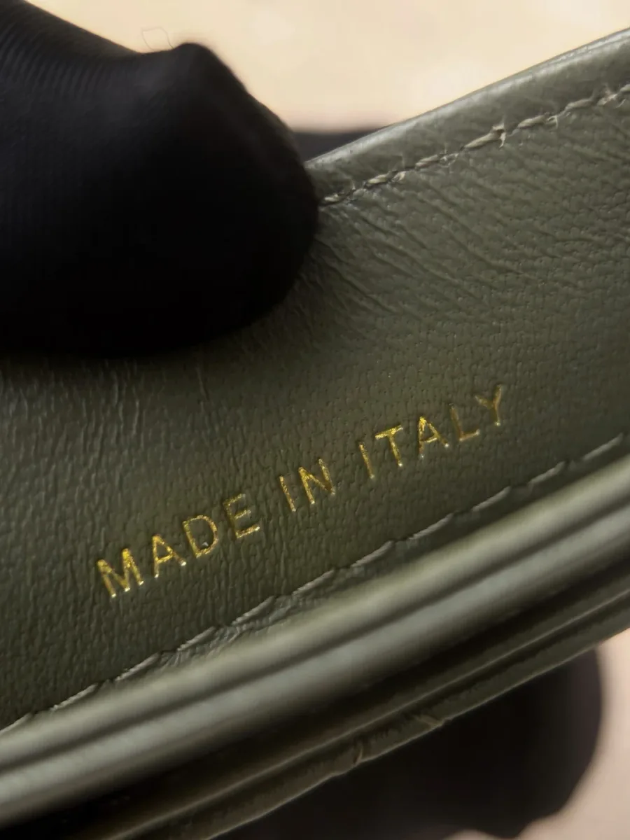 Золотистое тиснение Made in Italy на внутренней стороне картхолдера