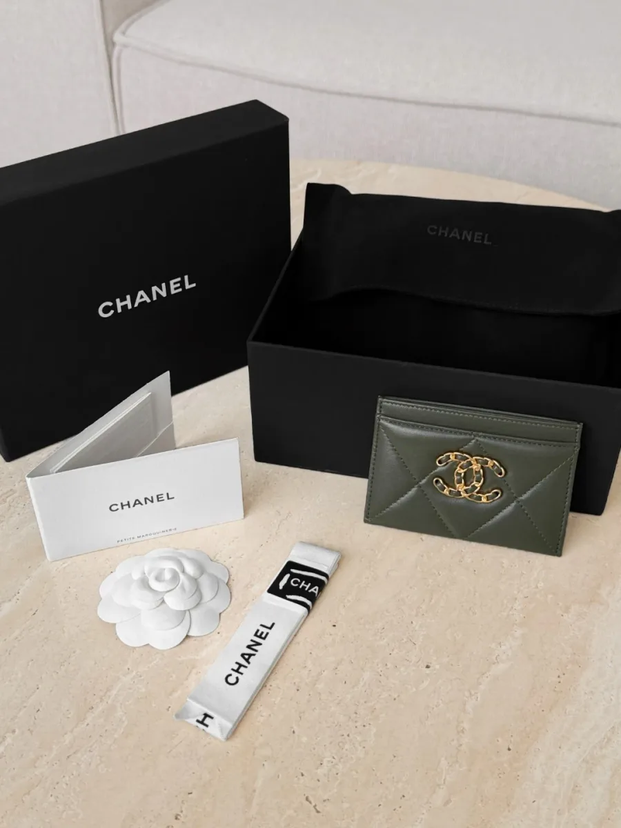 Комплект зелёного картхолдера Chanel 19 с фирменной коробкой и пыльником