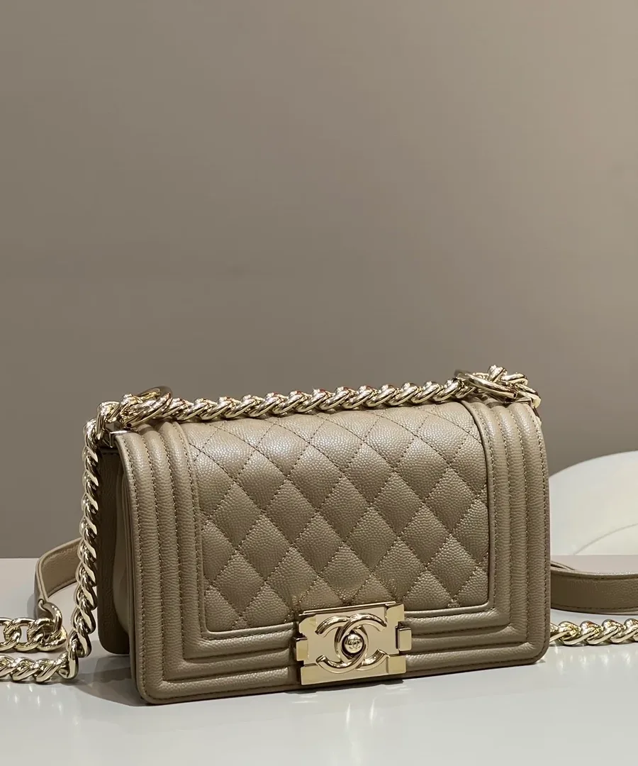 Бежевая сумка Chanel Boy Bag из зернистой кожи с золотистой фурнитурой, вид спереди
