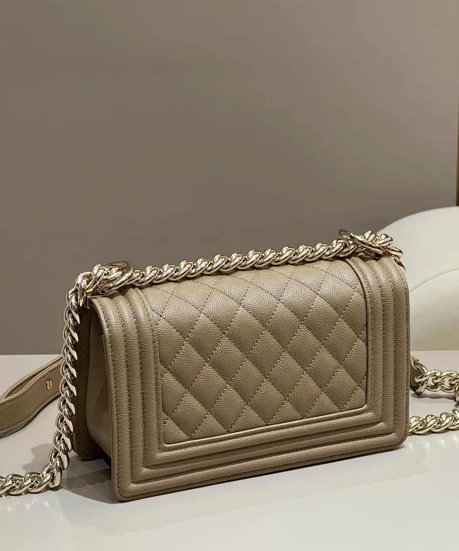 Бежевая сумка Chanel Boy Bag из зернистой кожи, вид сзади