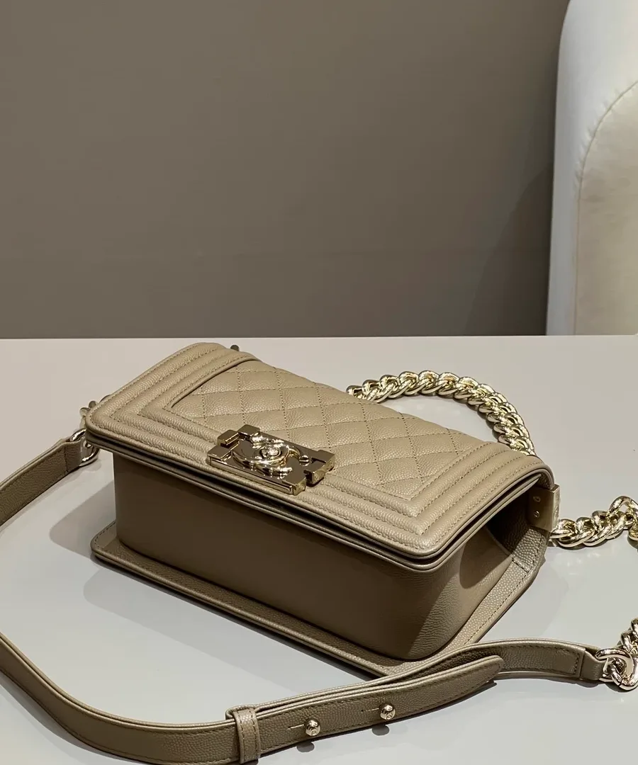 Бежевая сумка Chanel Boy Bag с плечевым ремнем, вид сверху под углом