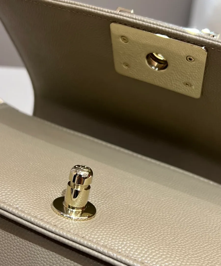 Открытая бежевая сумка Chanel Boy Bag, вид на внутреннее отделение и замок